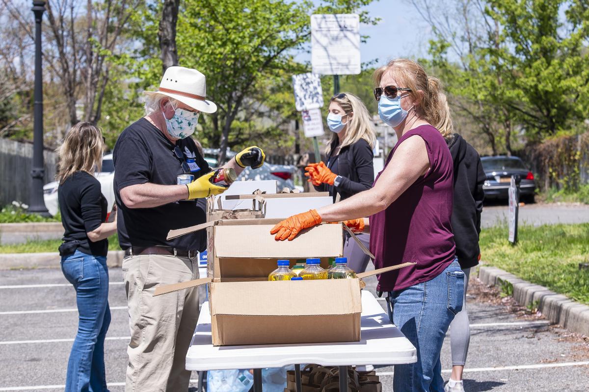 Food Drive with Senator Harckham 13