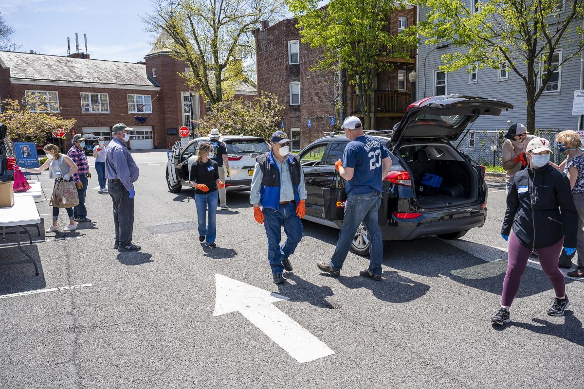 Food Drive with Senator Harckham 09