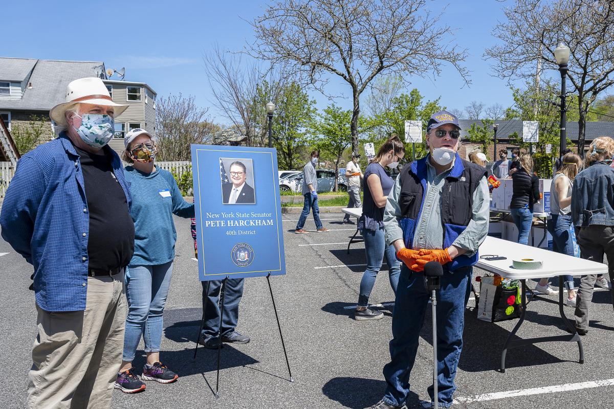 Food Drive with Senator Harckham 02