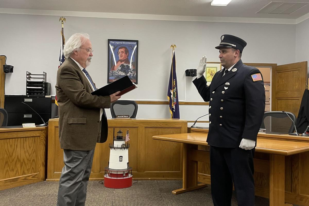 Officiant Swearing in an Officer 2